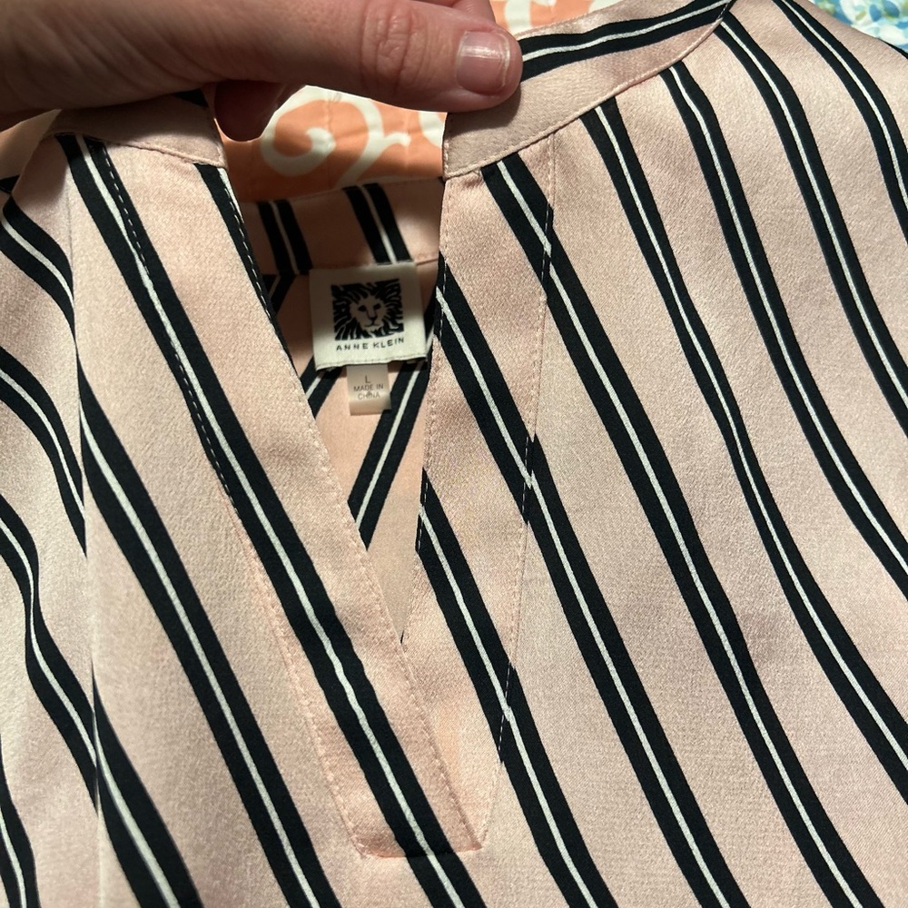 Anne Klein V neckline 100% polyester pink and black stripe shirt size large - Picture 5 of 6